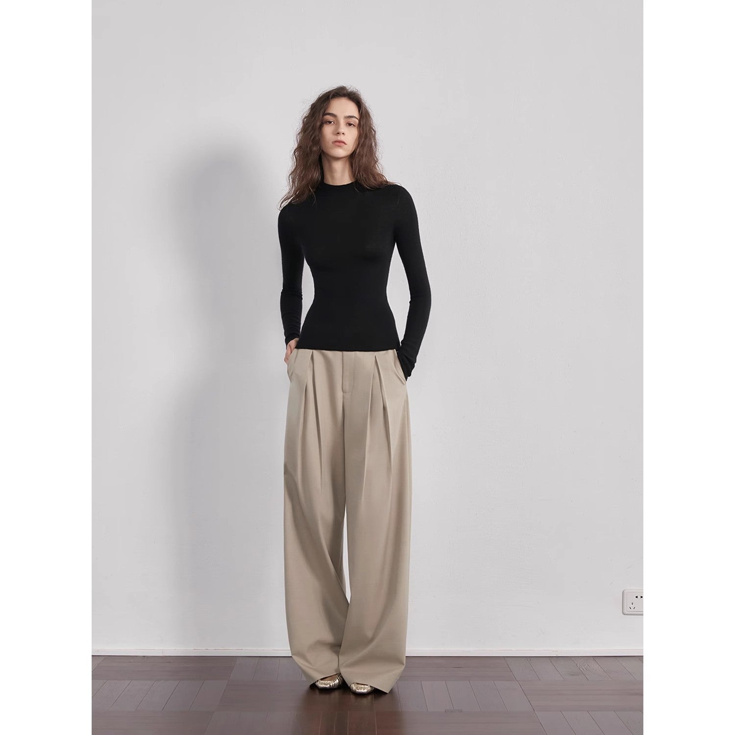 “Street Sketch”Fine-Spun Wool Fashion, Waistless Pleated Loose-Fitting