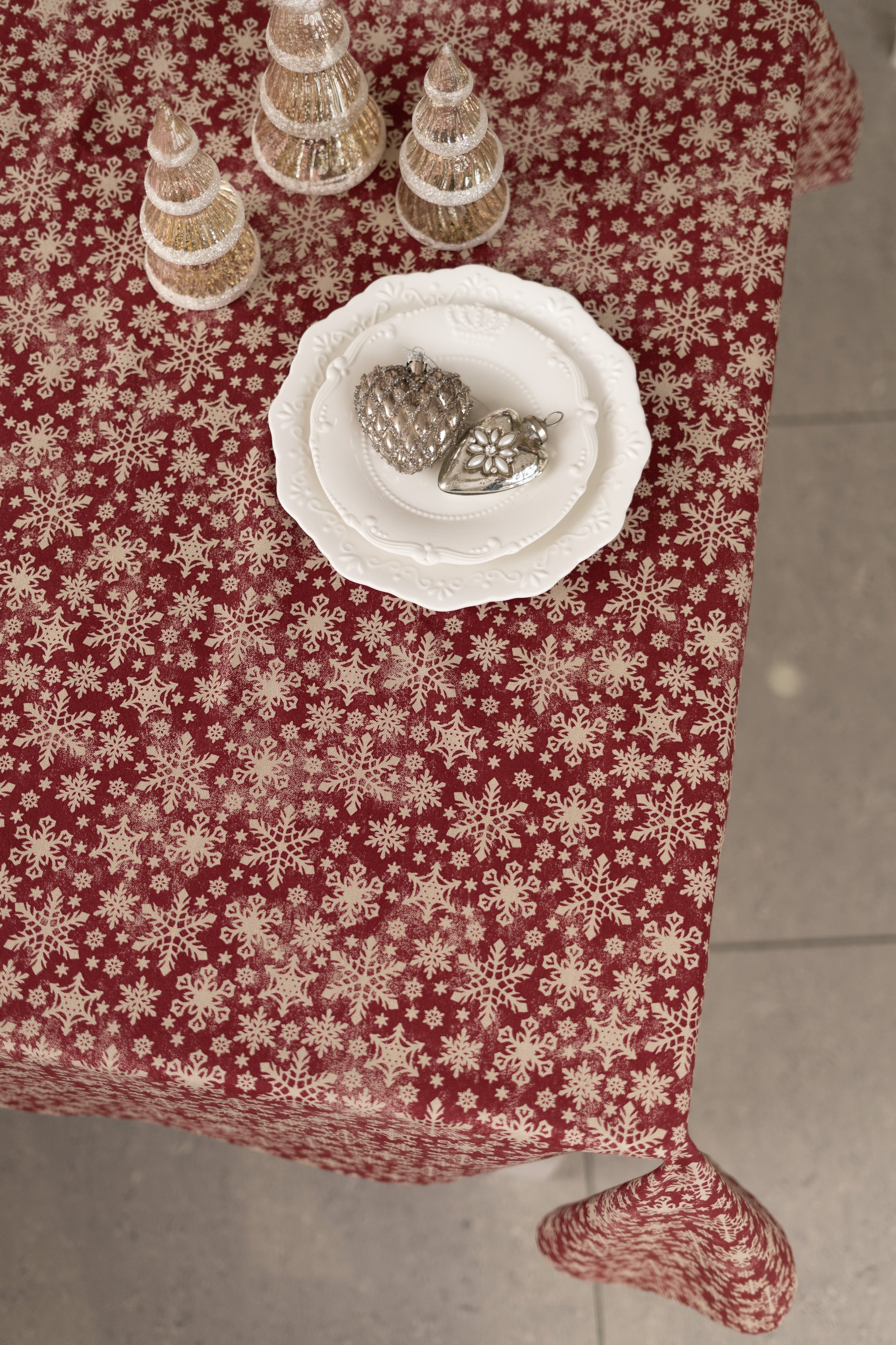 Red Christmas motive tablecloth with snowflake print