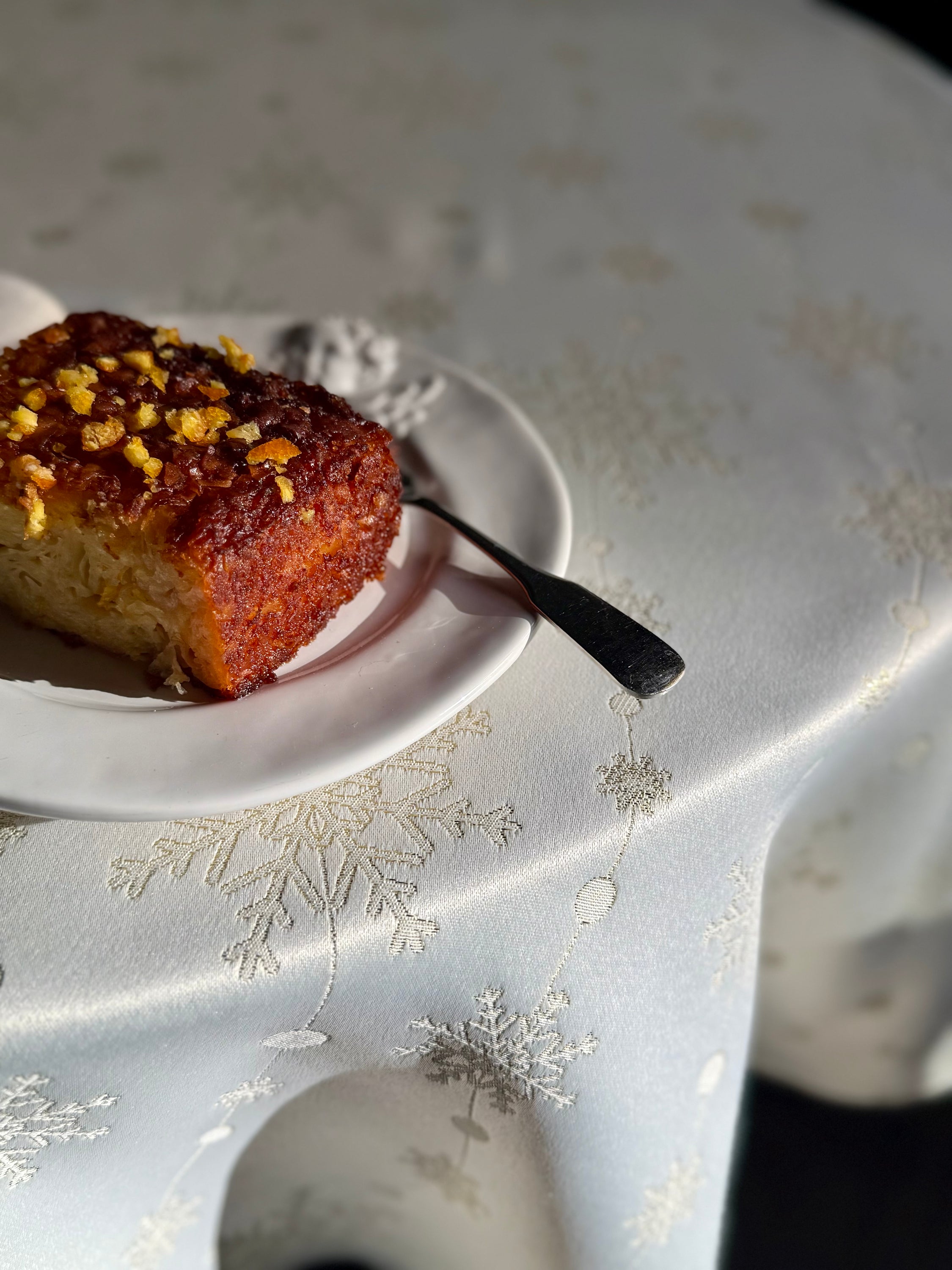 Christmas motive Round Tablecloth | Golden Snowfall