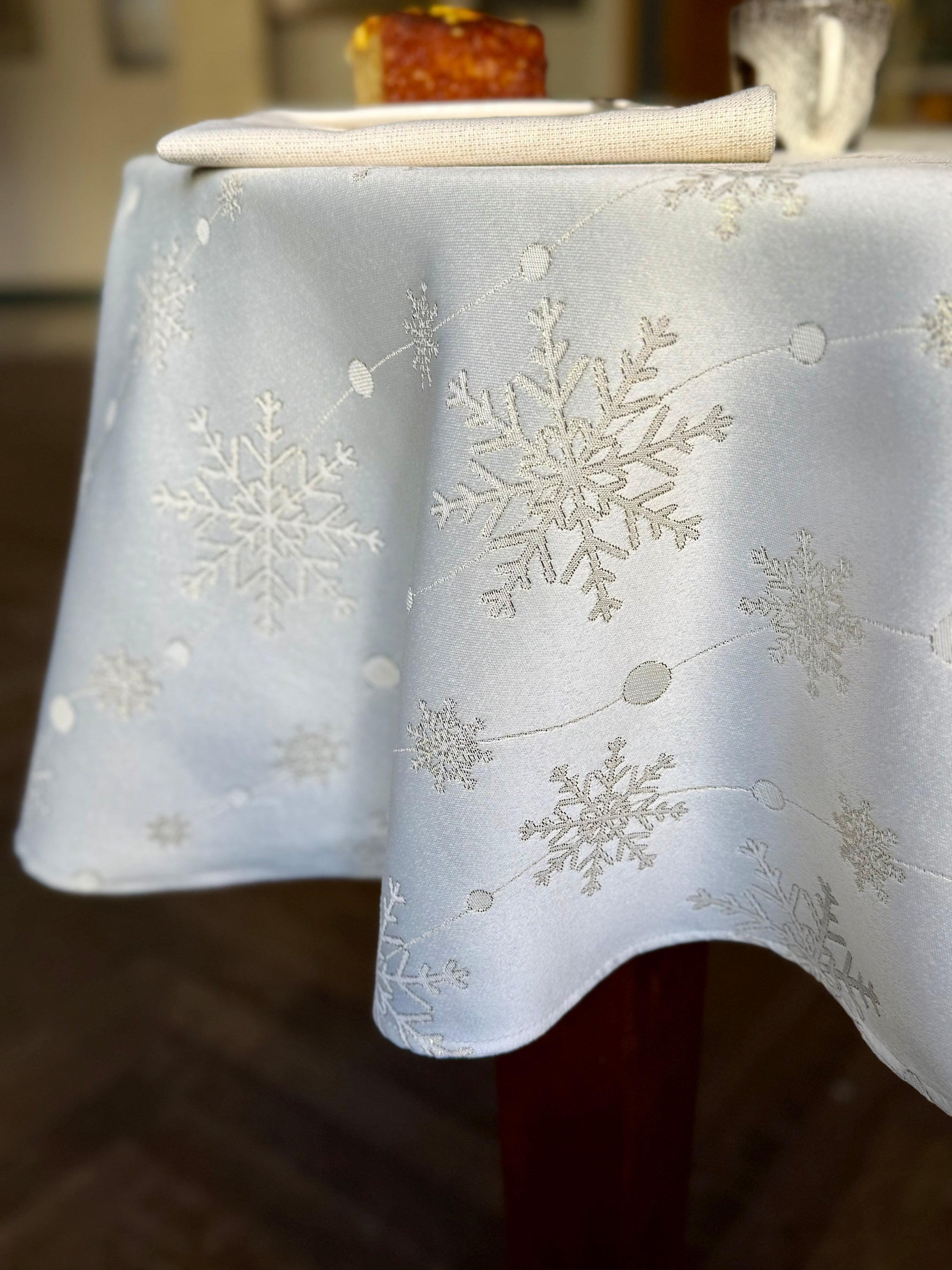 Christmas motive Round Tablecloth | Golden Snowfall